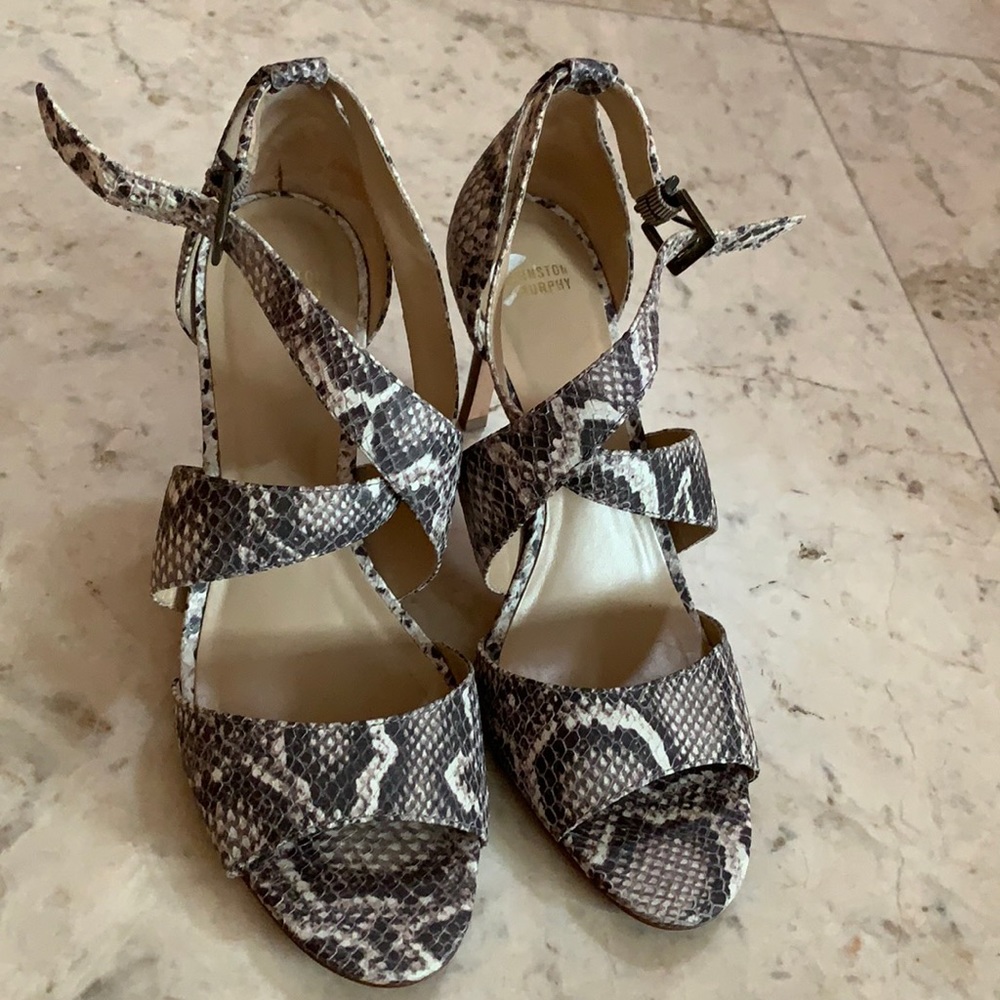Johnston & Murphy Snake Skin Heels size 7.5/8